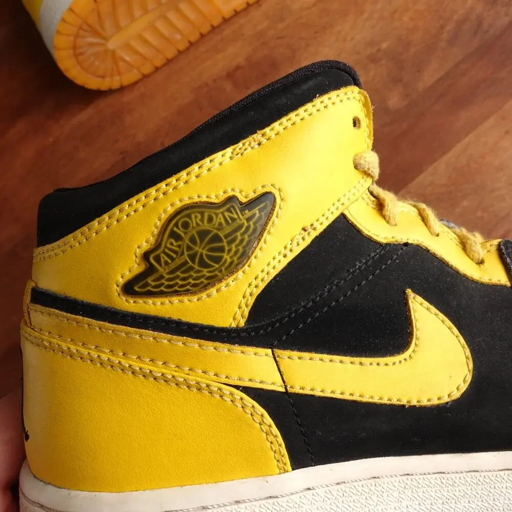 Nike Sneakers SZ 6.5Y Air Jordan 1 Retro New Love BLK Varsity Maize 307383-071